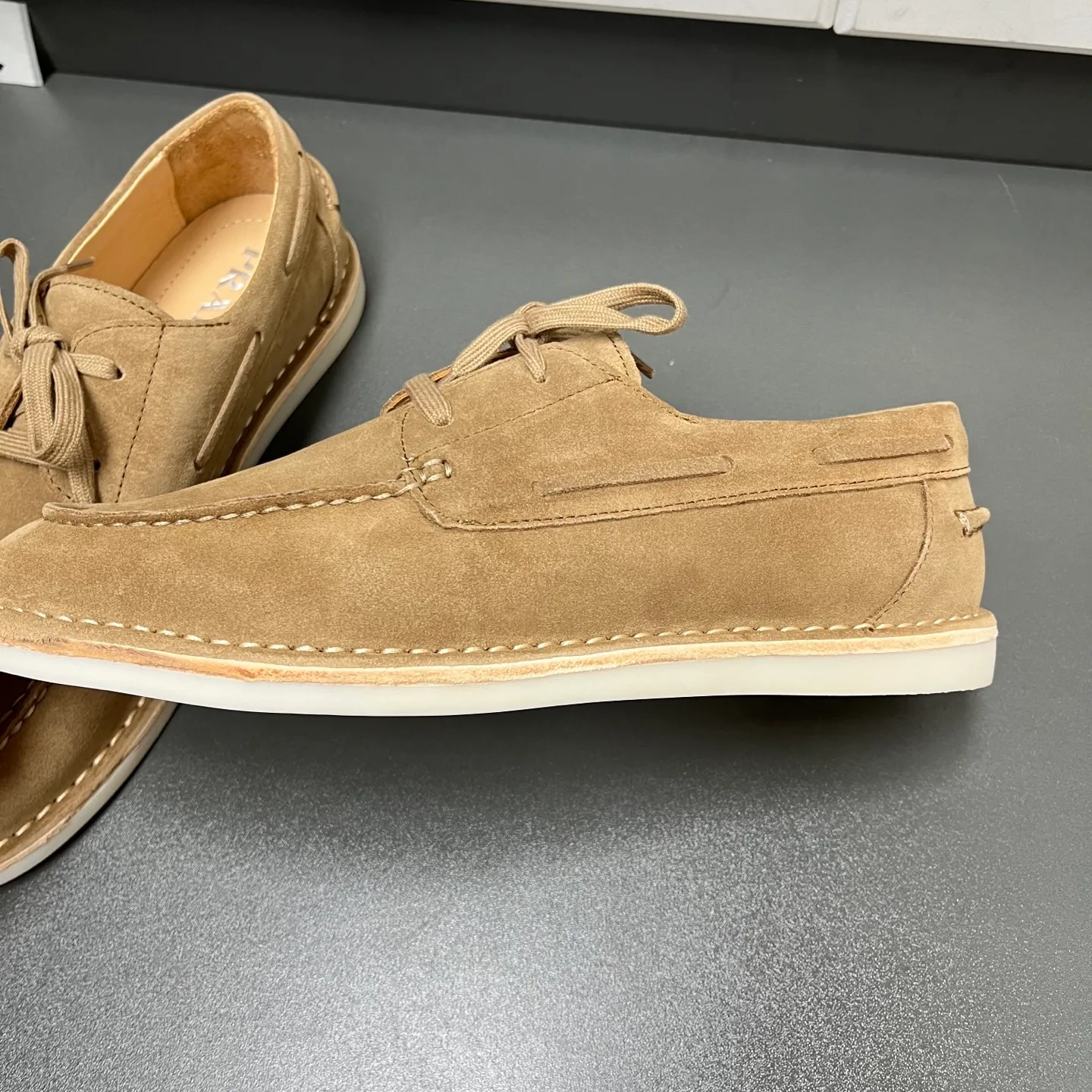 💰840 Prada men's new lace-up leather loafers. Made of flocked two-layer cow leather, these shoes combine classic design with handmade details, blending sophistication with casual comfort. Designed in a lace-up style, with open-stitched seams on the skirt, 1.5cm white rubber soles with leather welts, dyed calfskin lining, and silver-labeled cowhide feet, the style is simple and elegant. C leather shoe size: 39/40/41/42/43/44 brown, original box packaging + dust bag
